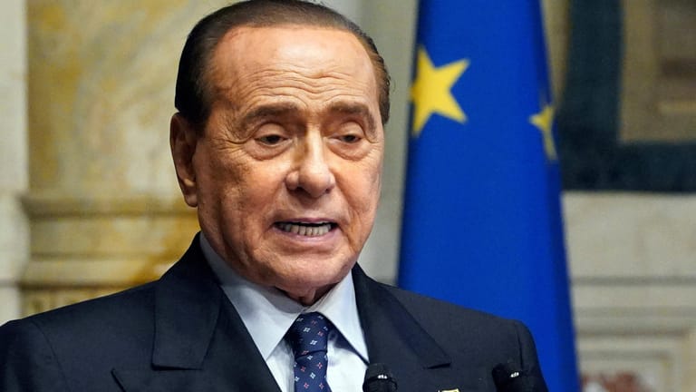 Italiens ehemaliger Ministerpräsident Silvio Berlusconi: Vor einem Jahr steckte er sich mit dem Coronavirus an.