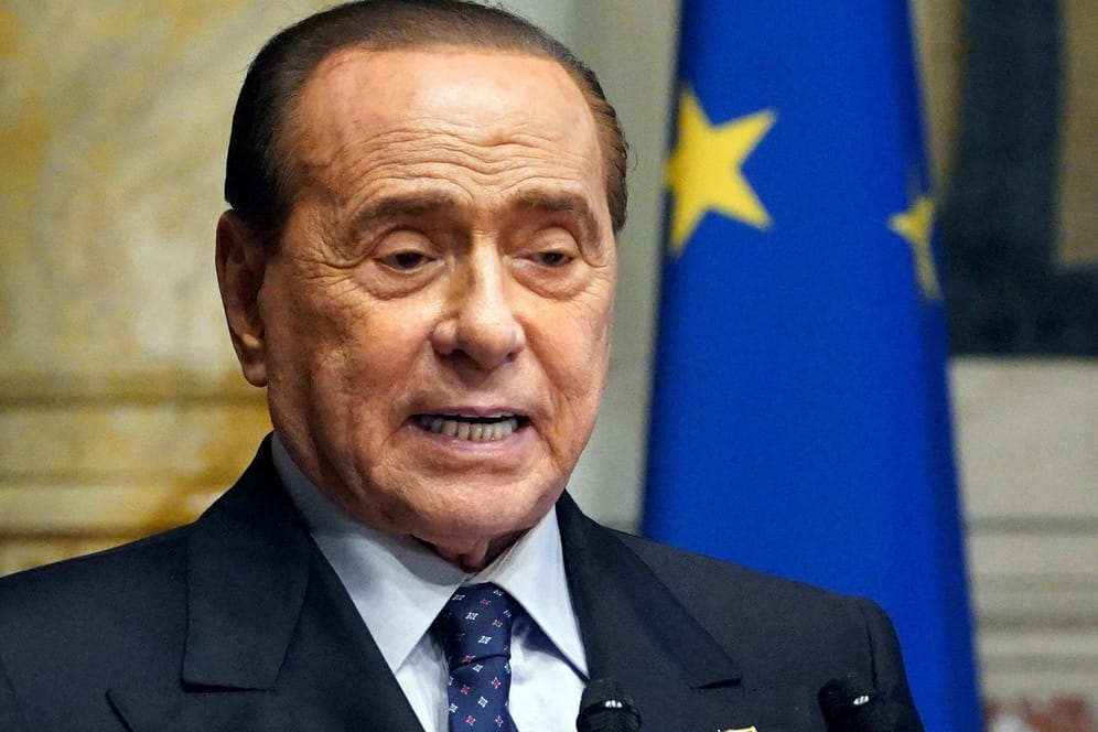 Italiens ehemaliger Ministerpräsident Silvio Berlusconi: Vor einem Jahr steckte er sich mit dem Coronavirus an.