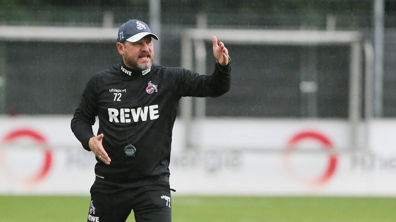 Steffen Baumgart beim Training am Donnerstag: Der FC-Coach sieht trotz Personalsorgen Chancen gegen Bochum.