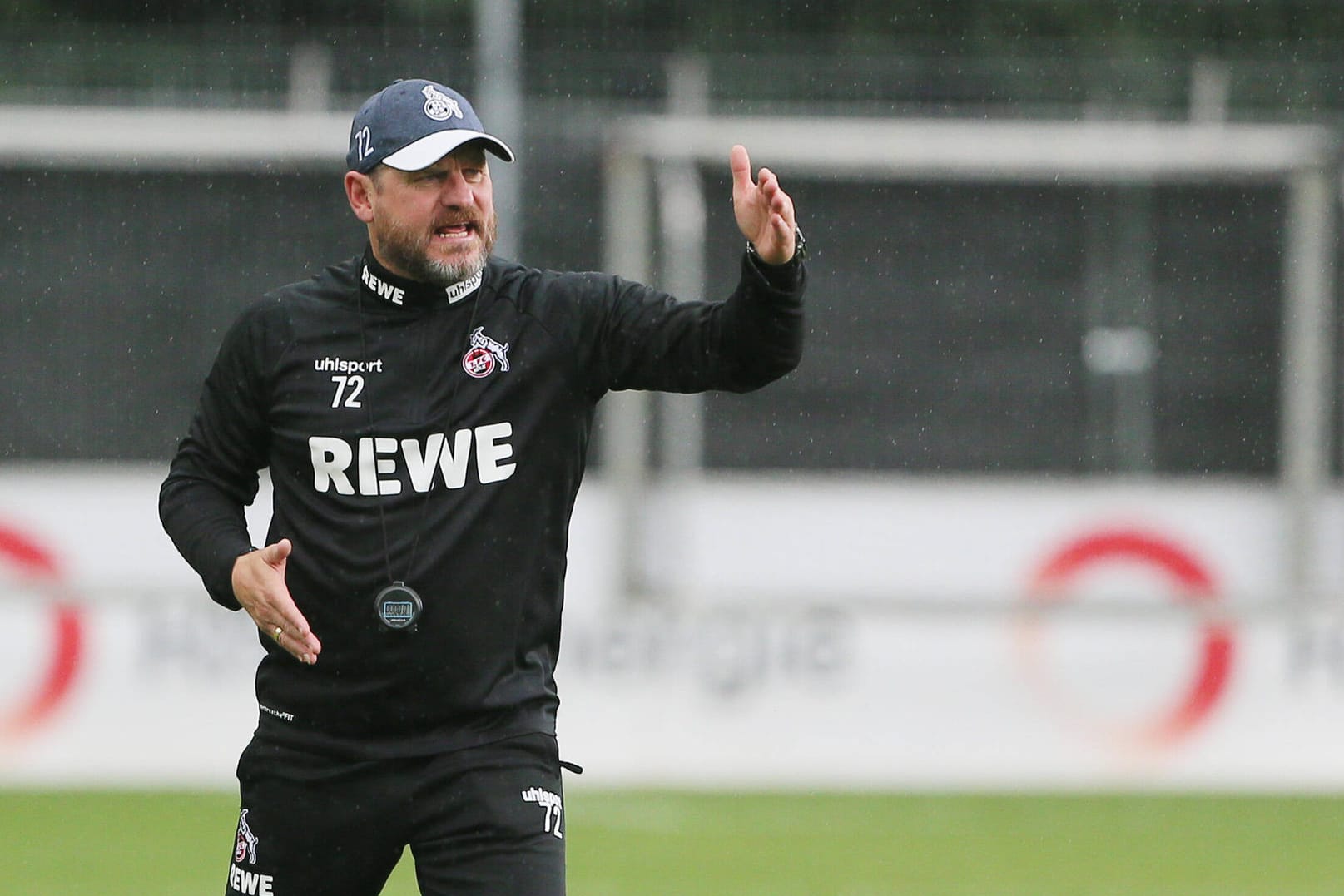 Steffen Baumgart beim Training am Donnerstag: Der FC-Coach sieht trotz Personalsorgen Chancen gegen Bochum.