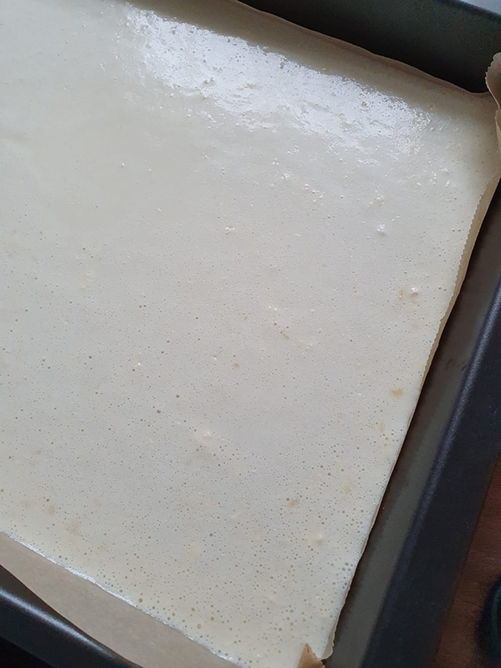 Verrühren Sie die Zutaten zu einem glatten, eher flüssigen Teig. Geben Sie den Teig dann einfach auf das Backblech und das Ganze vorsichtig in den Ofen auf die mittlere Schiene.