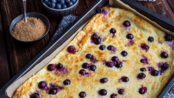 Pfannkuchen lassen sich nicht nur in der Pfanne zubereiten. Auch im Backofen gelingen sie.