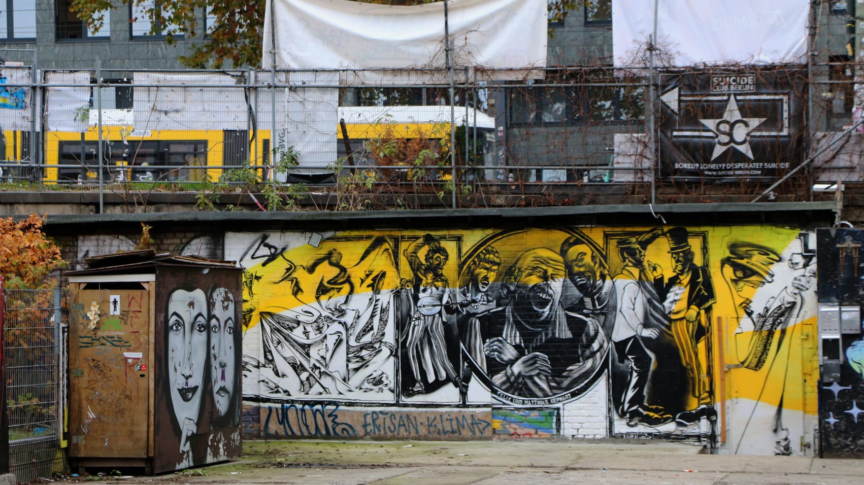 Blick auf die Warschauer Straße beim RAW-Gelände (Archivbild): Nach dem Tod einer Frau in Berlin sucht die Polizei nun nach Zeugen.