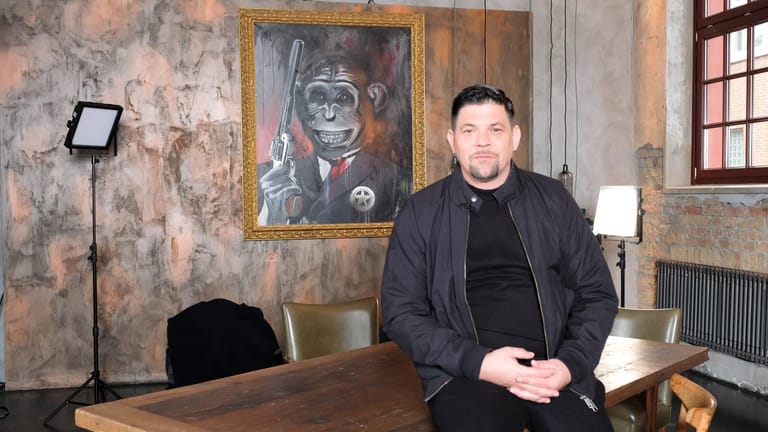 Der Hamburger Starkoch Tim Mälzer in seinem Restaurant im Schanzenviertel (Archivbild): In der "Bullerei" ändert sich für die Gäste erst einmal nichts.