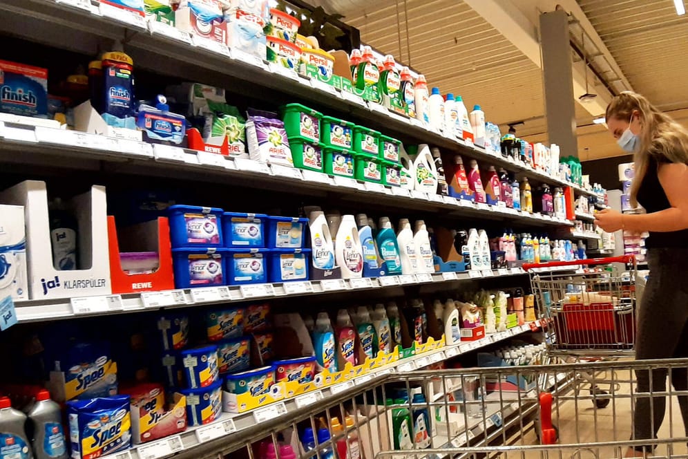 Waschmittel in einem Supermarkt (Symbolbild): Der Lidl-Lieferant Sopronem muss seinen Betrieb einstellen.