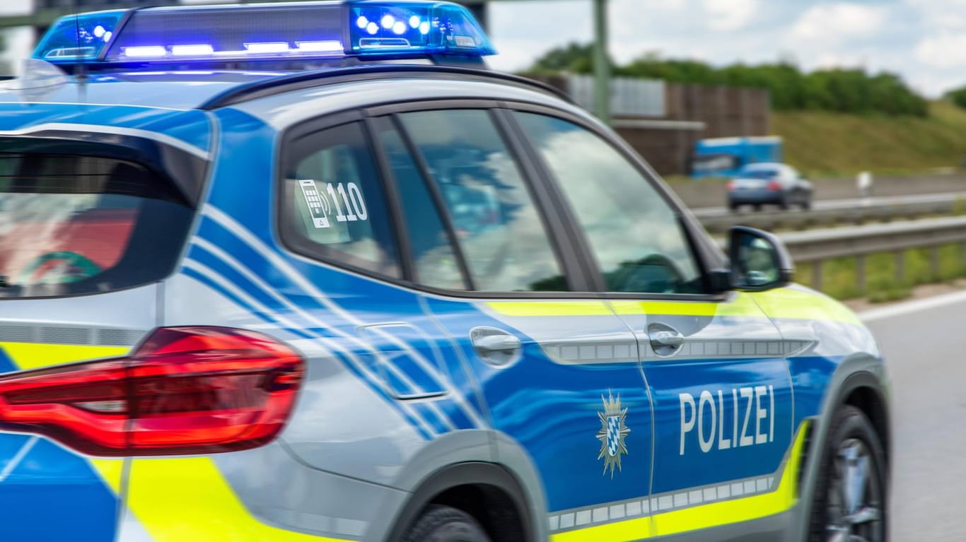 Streifenwagen der bayerischen Autobahnpolizei: Der vermeintliche Autodieb kam etwa eine halbe Stunde später zurück zu dem Imbiss. (Symbolfoto)