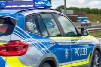 Streifenwagen der bayerischen Autobahnpolizei: Der vermeintliche Autodieb kam etwa eine halbe Stunde später zurück zu dem Imbiss. (Symbolfoto)