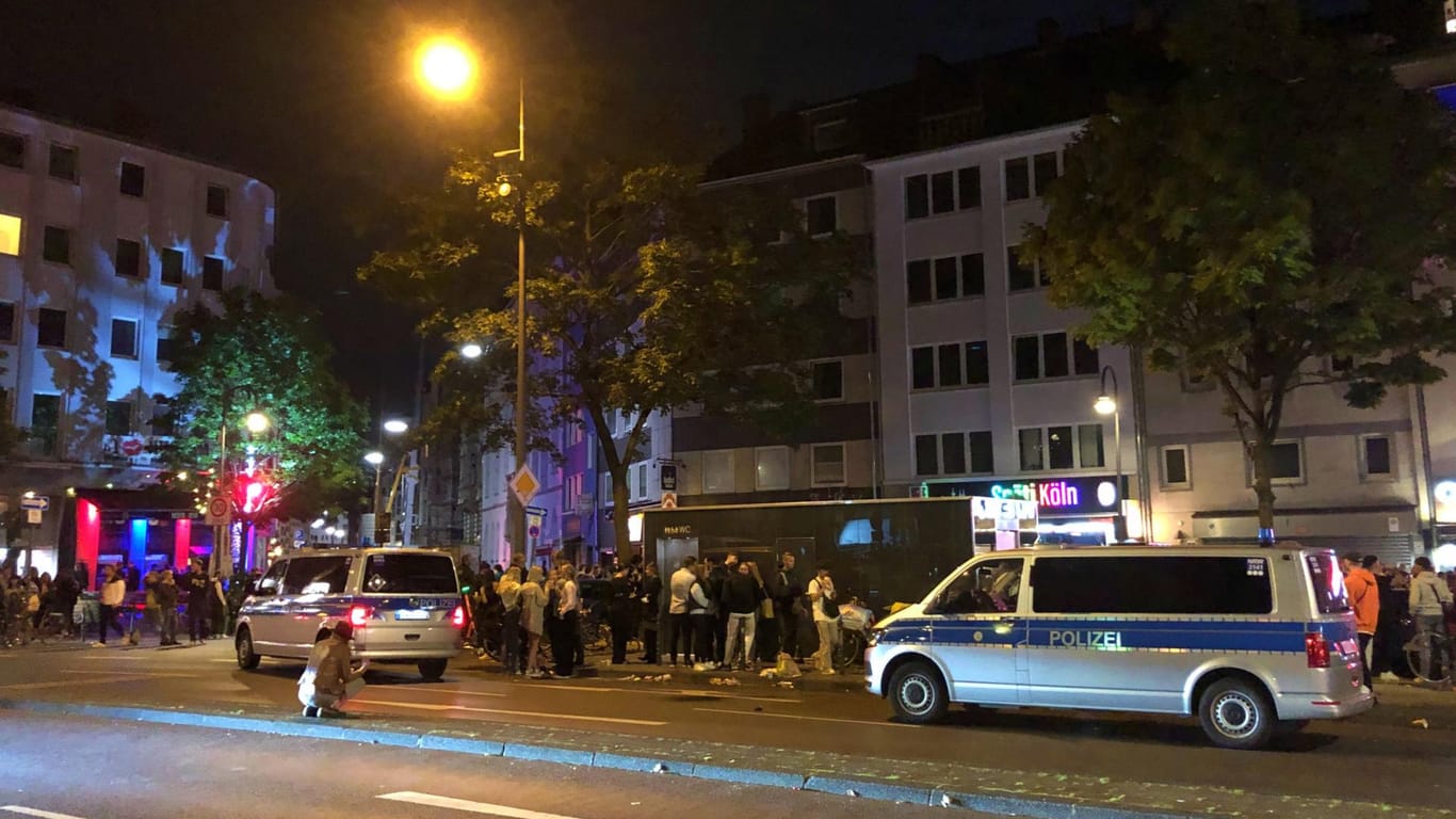Die Polizei ist derzeit jedes Wochenende am Zülpicher Platz im Einsatz, wie hier am vergangenen Samstag: Jetzt wurden bei einer Schlägerei Polizisten verletzt.