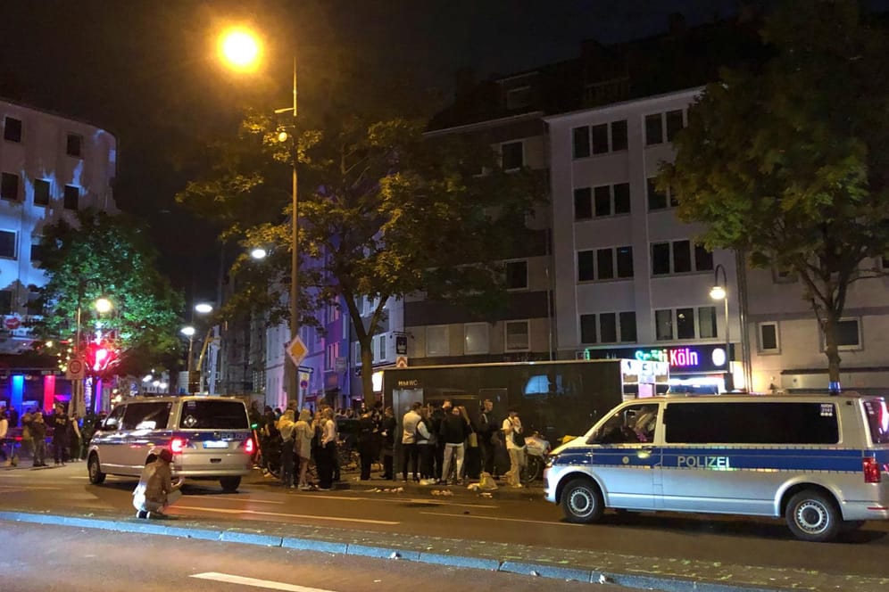Die Polizei ist derzeit jedes Wochenende am Zülpicher Platz im Einsatz, wie hier am vergangenen Samstag: Jetzt wurden bei einer Schlägerei Polizisten verletzt.