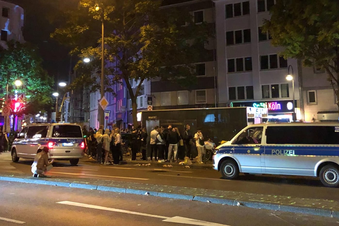 Die Polizei ist derzeit jedes Wochenende am Zülpicher Platz im Einsatz, wie hier am vergangenen Samstag: Jetzt wurden bei einer Schlägerei Polizisten verletzt.