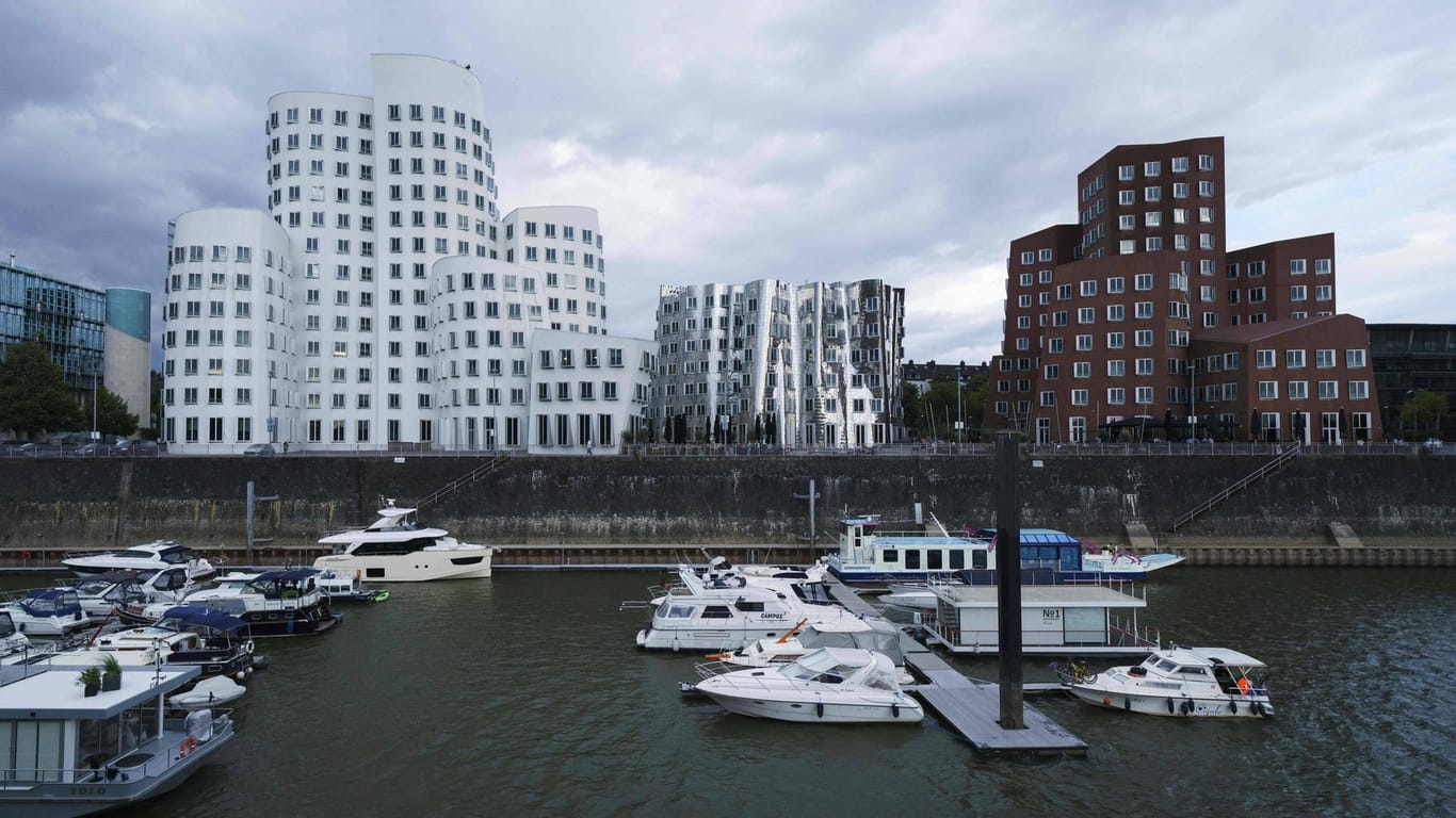 Die geschwungenen Bauten von Frank O. Gehry im Düsseldorfer Medienhafen (Symbolbild): Die Entscheidung zum vorläufigen Denkmalschutz wurde vom zuständigen Gericht bestätigt.