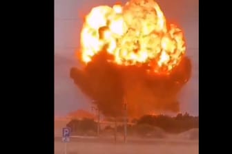Ein Video zeigt eine der Explosionen in Kasachstan: Die Druckwelle war enorm.