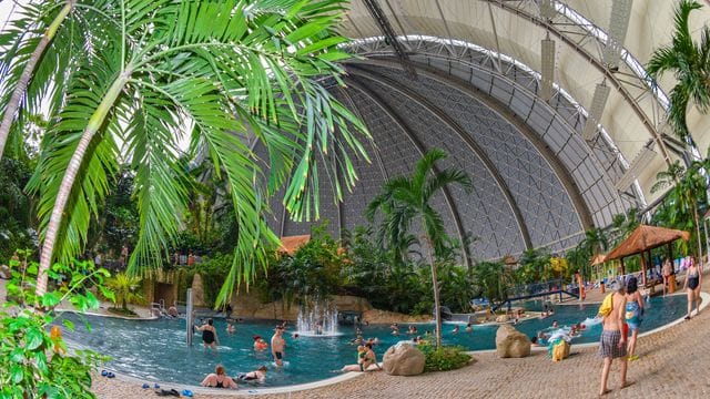 Blick in den tropischen Freizeitpark von Tropical Islands (Archivbild). Hier gab es einige Corona-Fälle.