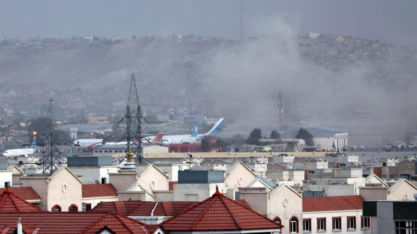 Rauchwolke über Kabul: ISKP-Kämpfer haben mit Sprengstoffanschlägen westliche Soldaten und Zivilisten am Flughafen angegriffen.