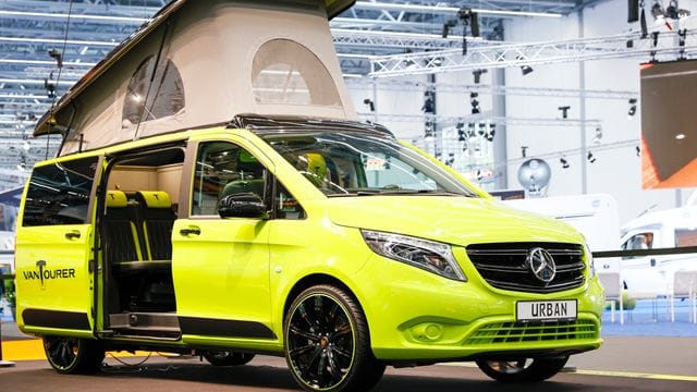 Knalliger Kasten: Mit seiner Lackierung in "ElectroLight" fällt der "VANTourer Urban" der Firma EuroCaravaning schnell ins Auge.