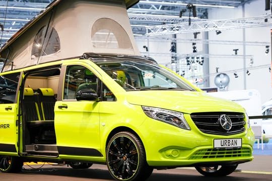 Knalliger Kasten: Mit seiner Lackierung in "ElectroLight" fällt der "VANTourer Urban" der Firma EuroCaravaning schnell ins Auge.