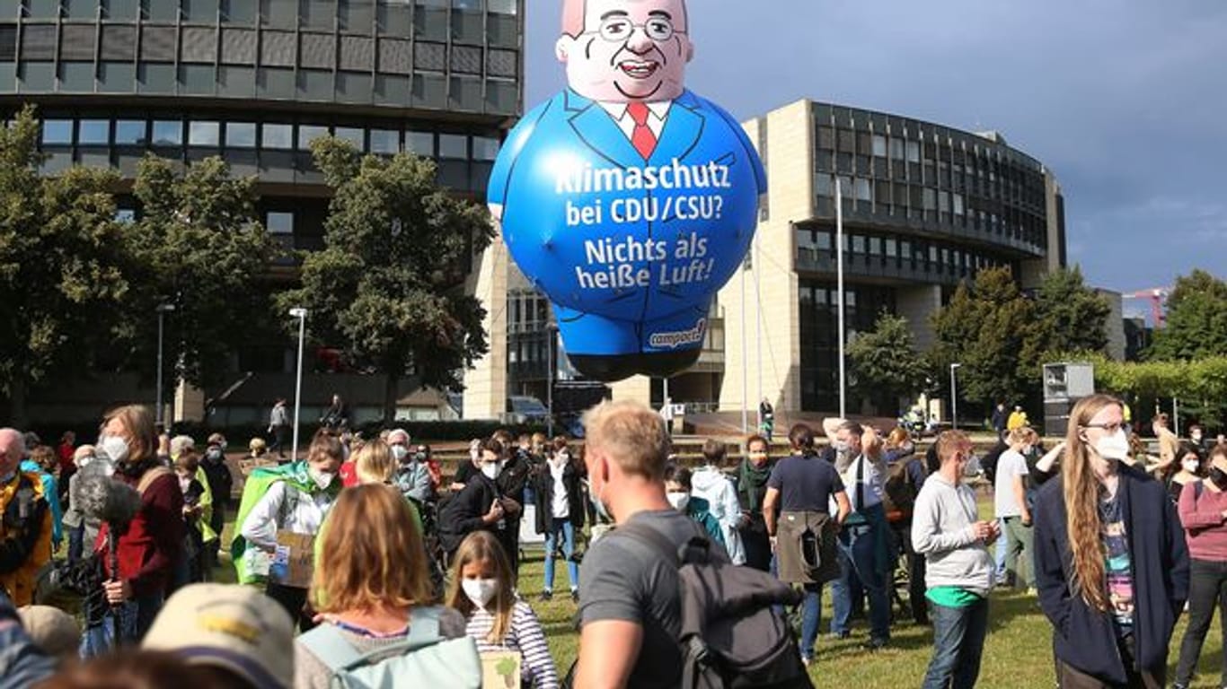 Teilnehmende an der Demonstration in Düsseldorf: Zu der Veranstaltung kamen fast dreimal so viele Personen wie angemeldet.