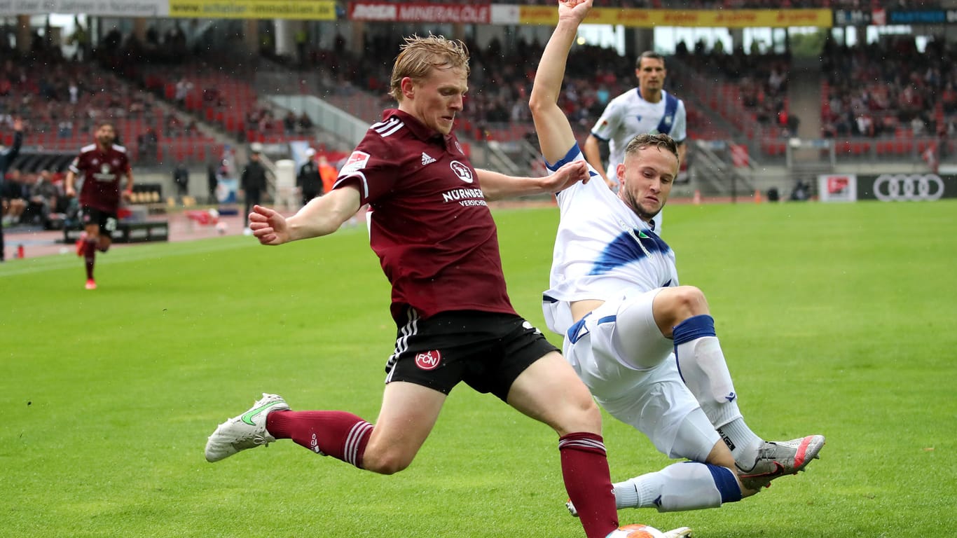 Der Nürnberger Mats Moeller Daehli (l.) kämpft mit dem Karlsruher Christoph Kobald um den Ball.