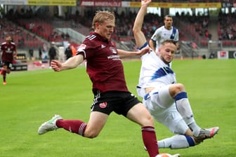 Der Nürnberger Mats Moeller Daehli (l.) kämpft mit dem Karlsruher Christoph Kobald um den Ball.
