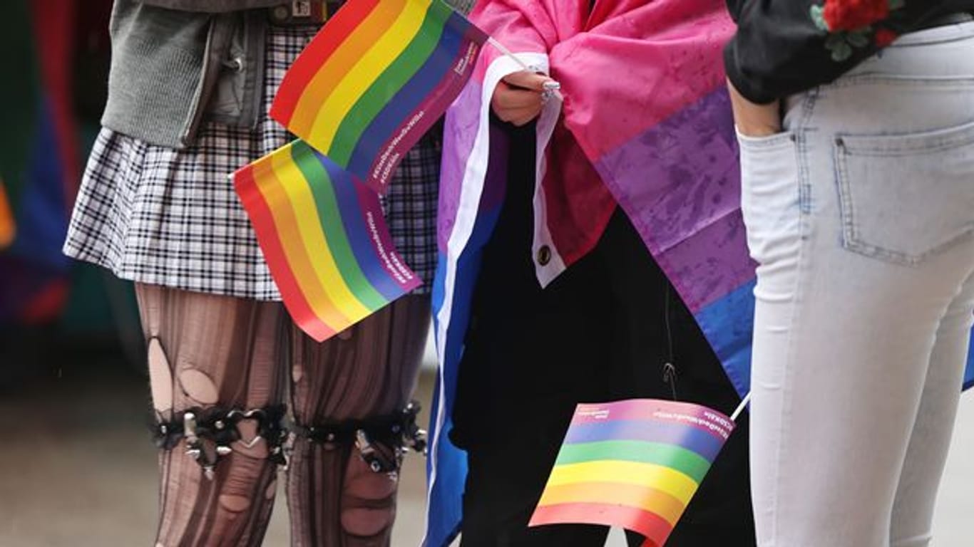 Jugendliche mit Regenbogenfahnen: Tausende Menschen kamen zur Eröffnung des Christopher Street Day.