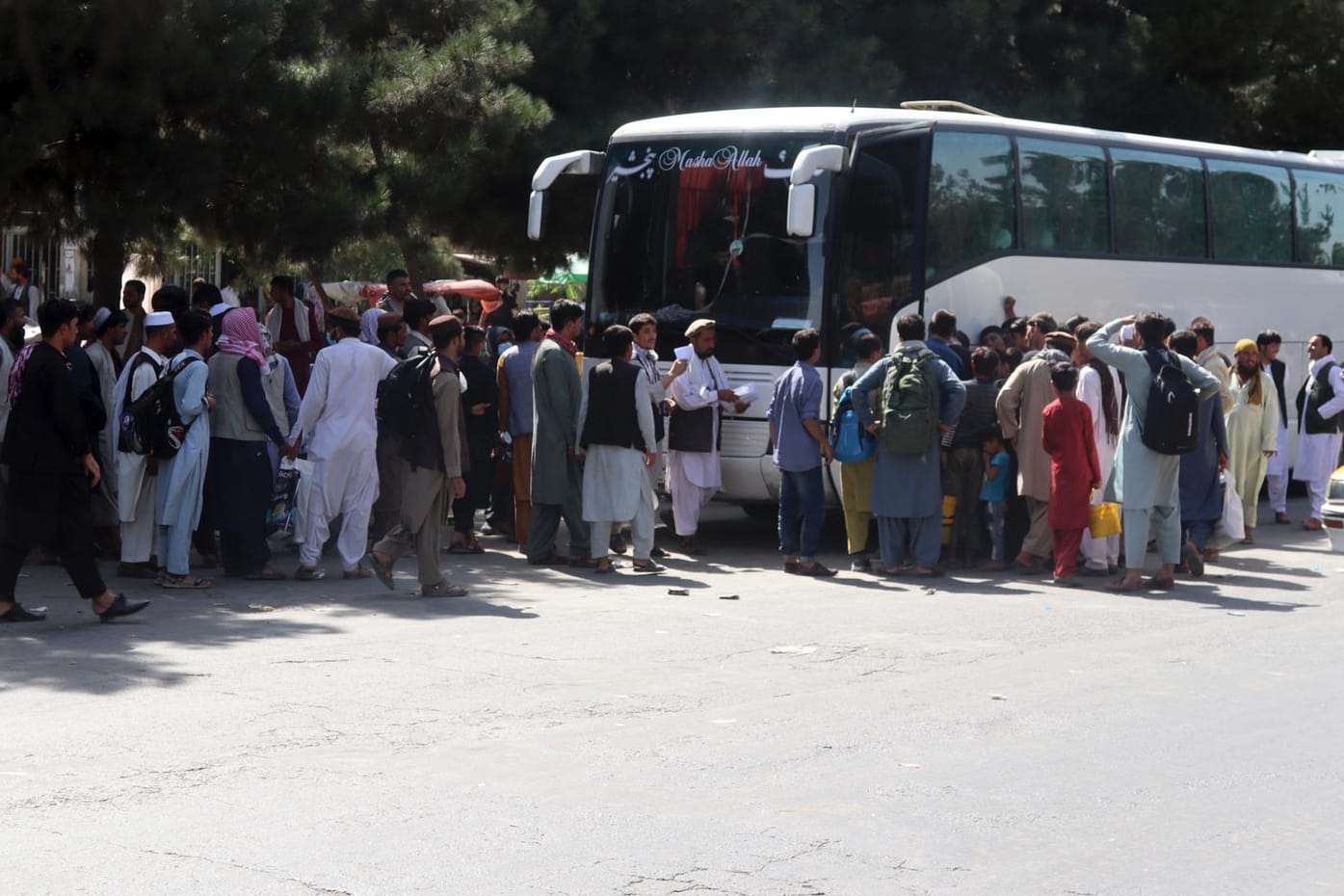 Menschenmenge nahe des Flughafens in Kabul: Auch nach dem Ende des Bundeswehreinsatzes hoffen noch Tausende auf eine Ausreise nach Deutschland.