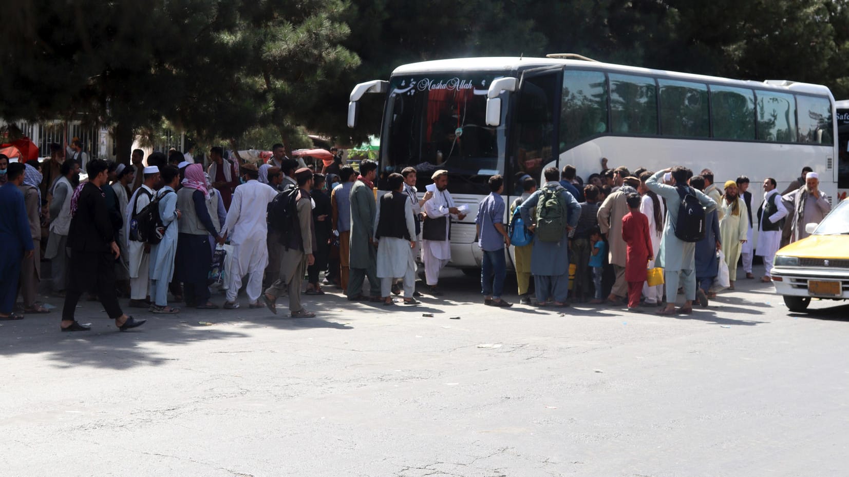 Menschenmenge nahe des Flughafens in Kabul: Auch nach dem Ende des Bundeswehreinsatzes hoffen noch Tausende auf eine Ausreise nach Deutschland.