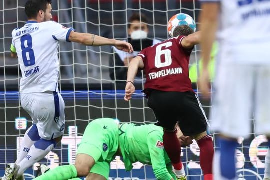 Lino Tempelmann (r) köpft den Ball zur Nürnberger Führung ins Tor.