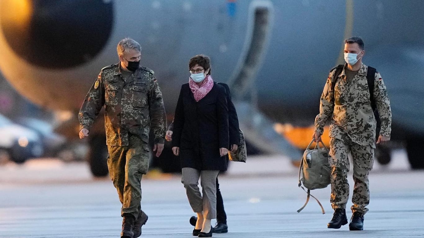 Verteidigungsministerin Annegret Kramp-Karrenbauer (CDU) nach der Landung in Wunstorf: Mit 37 Flügen wurden mehr als 5.300 Menschen in Sicherheit gebracht.