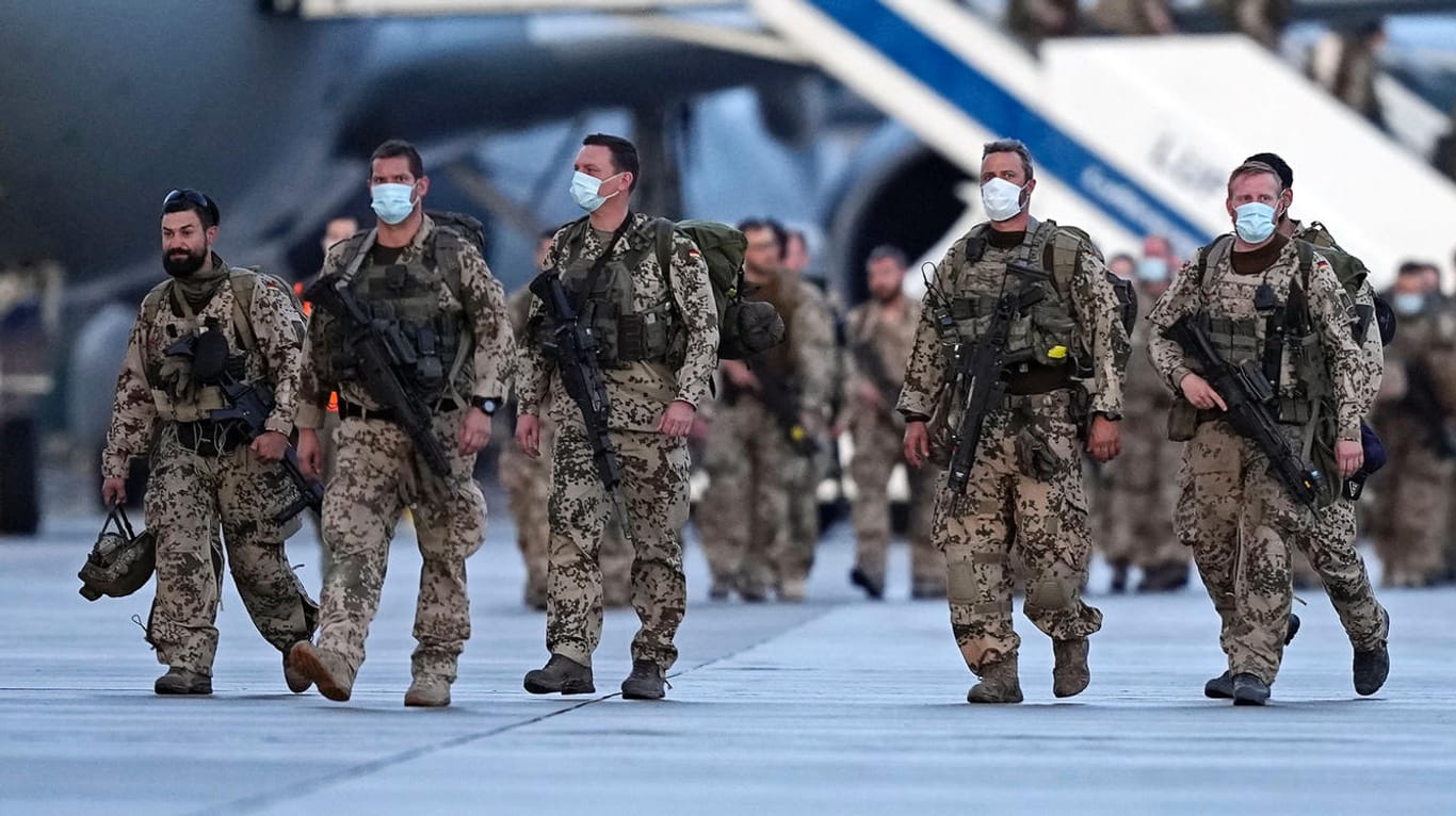 Bundeswehr-Soldaten nach der Landung in Wunstorf: Die am Einsatz in Kabul beteiligten Truppen sind wieder zurück in Deutschland.