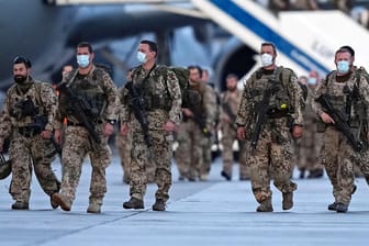 Bundeswehr-Soldaten nach der Landung in Wunstorf: Die am Einsatz in Kabul beteiligten Truppen sind wieder zurück in Deutschland.