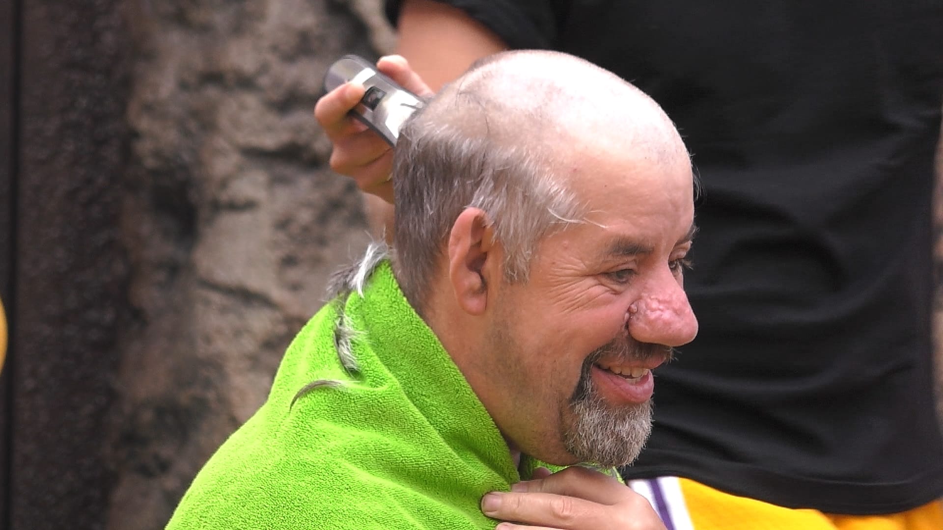 Seine Haare werden immer kürzer und kürzer.