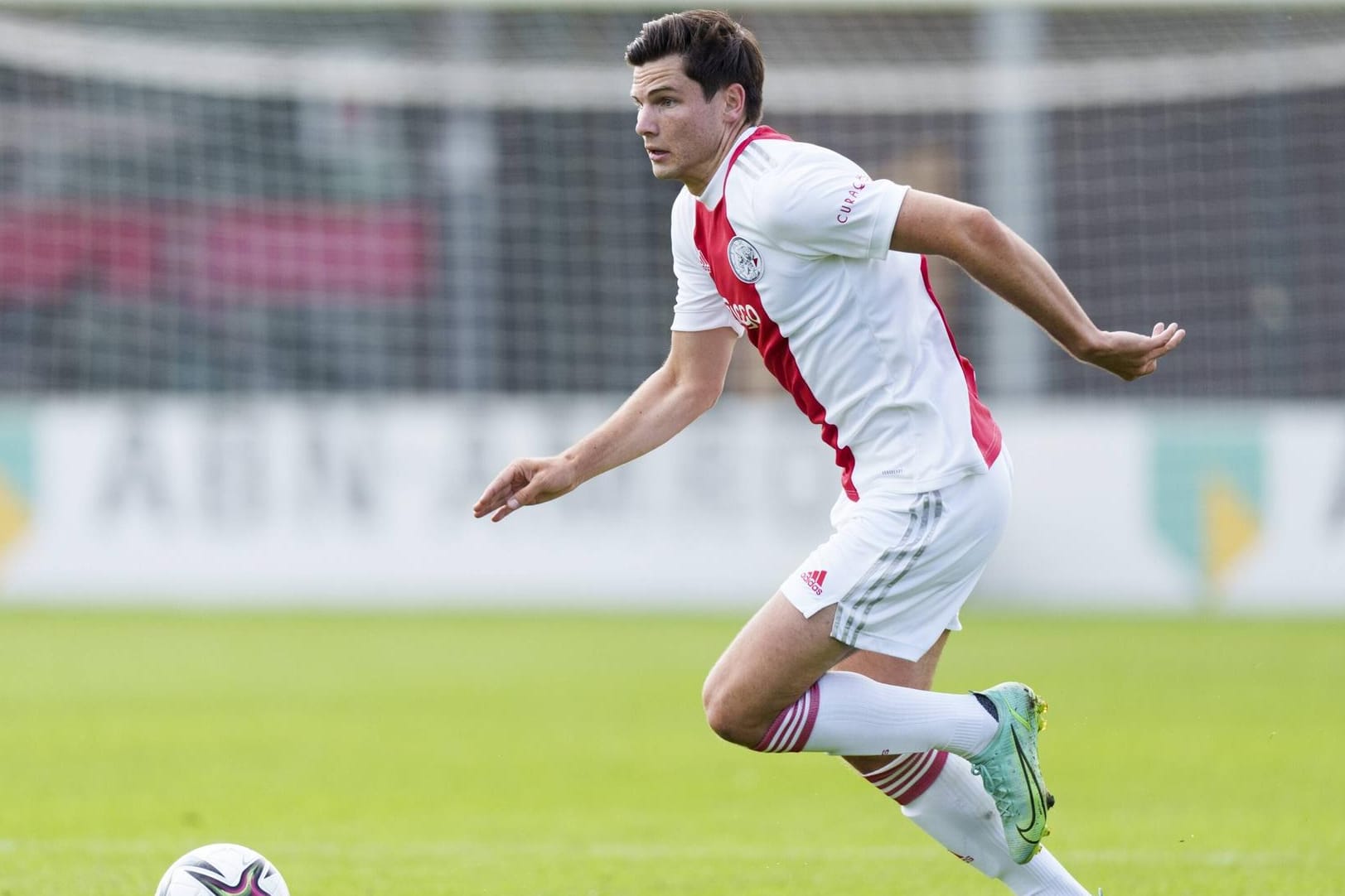 Jurgen Ekkelenkamp spielt den Ball bei einem Spiel für Ajax (Archivbild). Der Niederländer wechselt zur Hertha.