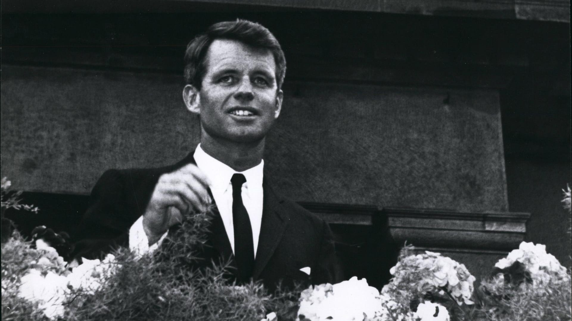 Robert Kennedy bei seinem Besuch 1964 in Berlin (Archivbild). Vier Jahre später wurde er erschossen. Sein Mörder soll jetzt freikommen.