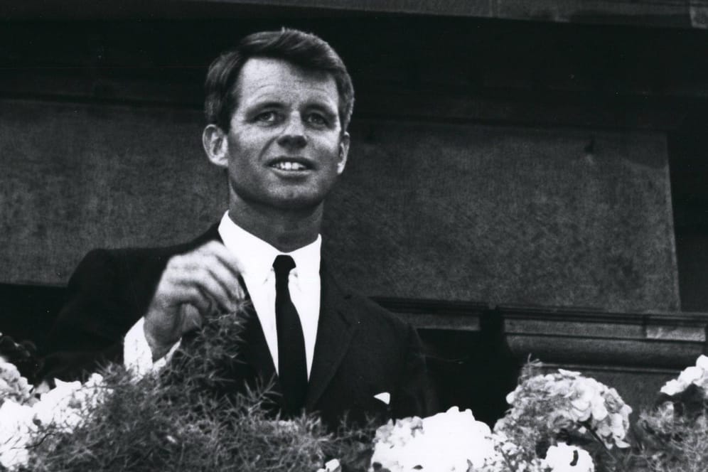 Robert Kennedy bei seinem Besuch 1964 in Berlin (Archivbild). Vier Jahre später wurde er erschossen. Sein Mörder soll jetzt freikommen.
