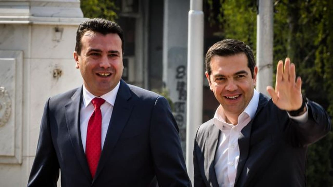 Zoran Zaev (l) und Alexis Tsipras