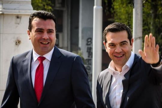 Zoran Zaev (l) und Alexis Tsipras