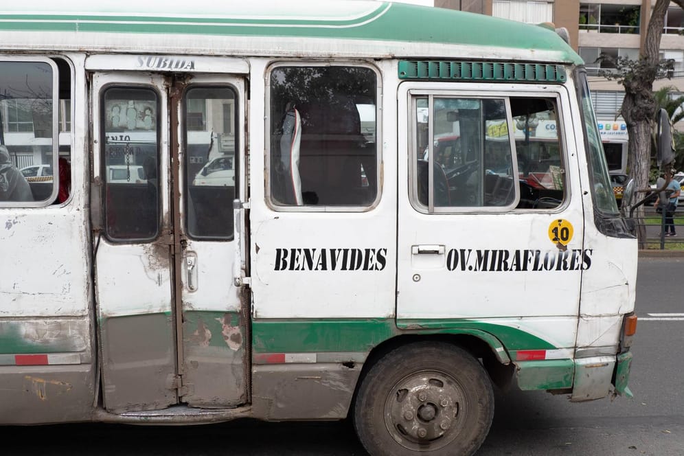 Peruanischer Reisebus (Symbolbild): 16 Menschen starben bei einem Unfall.