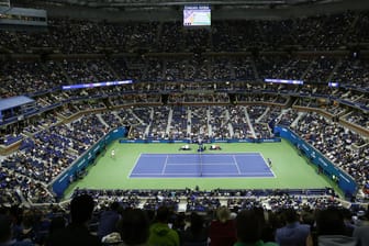 Fans im Arthur Ashe Stadium in New York (Archivbild, 2019: Die US Open lassen dieses Jahr nur geimpfte Zuschauer zu den Tennispartien zu.