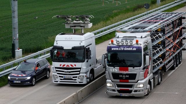 Testfahrt mit Oberleitungs-LKW auf der A 1 Testfahrt mit Oberleitungs-LKW auf der A 1