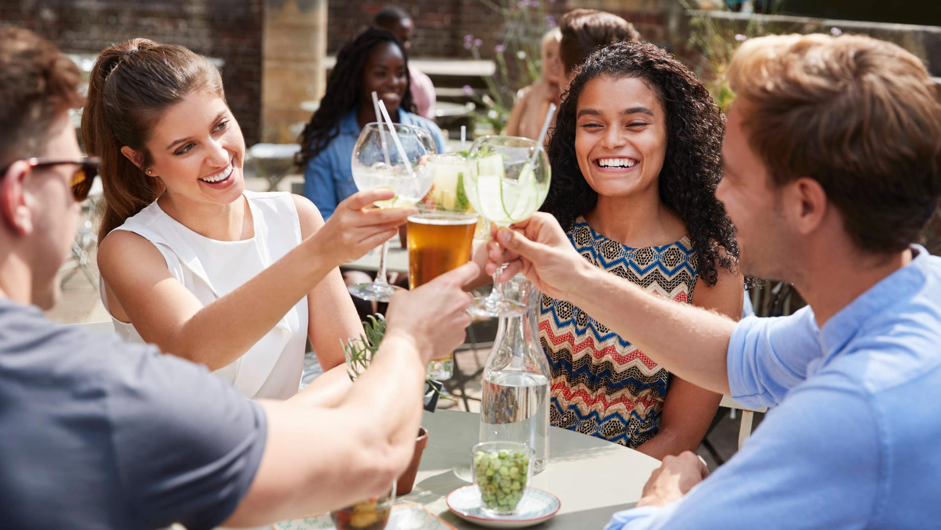 Freunde stoßen mit Wein an: Ein Epidemiologe blickt zuversichtlich auf das Jahr 2022.