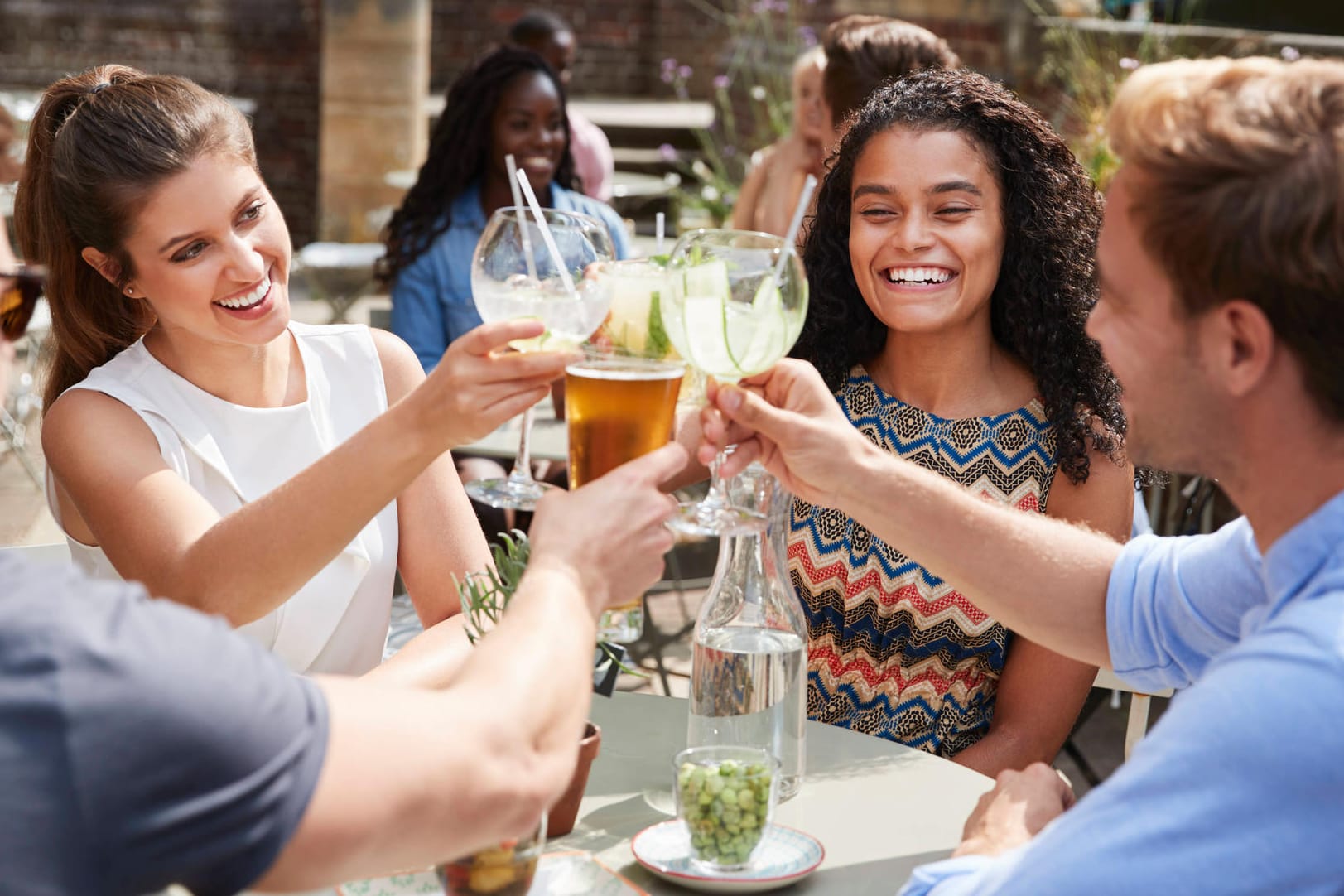 Freunde stoßen mit Wein an: Ein Epidemiologe blickt zuversichtlich auf das Jahr 2022.