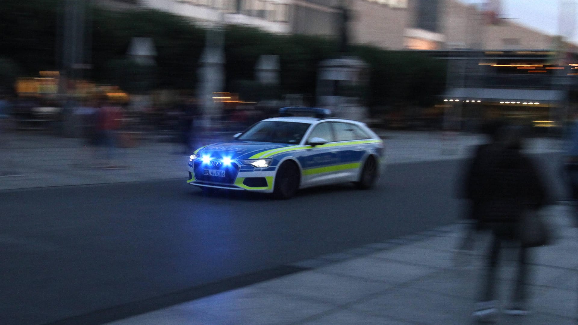 Ein Einsatzwagen der Polizei (Symbolbild): Die Beamten mussten mit einem Großaufgebot anrücken.