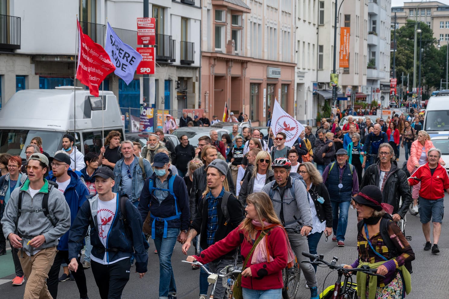 Aus Protest gegen die Corona-Politik wandern Demonstranten durch eine Straße: Viele der Demonstranten trugen keine Masken.