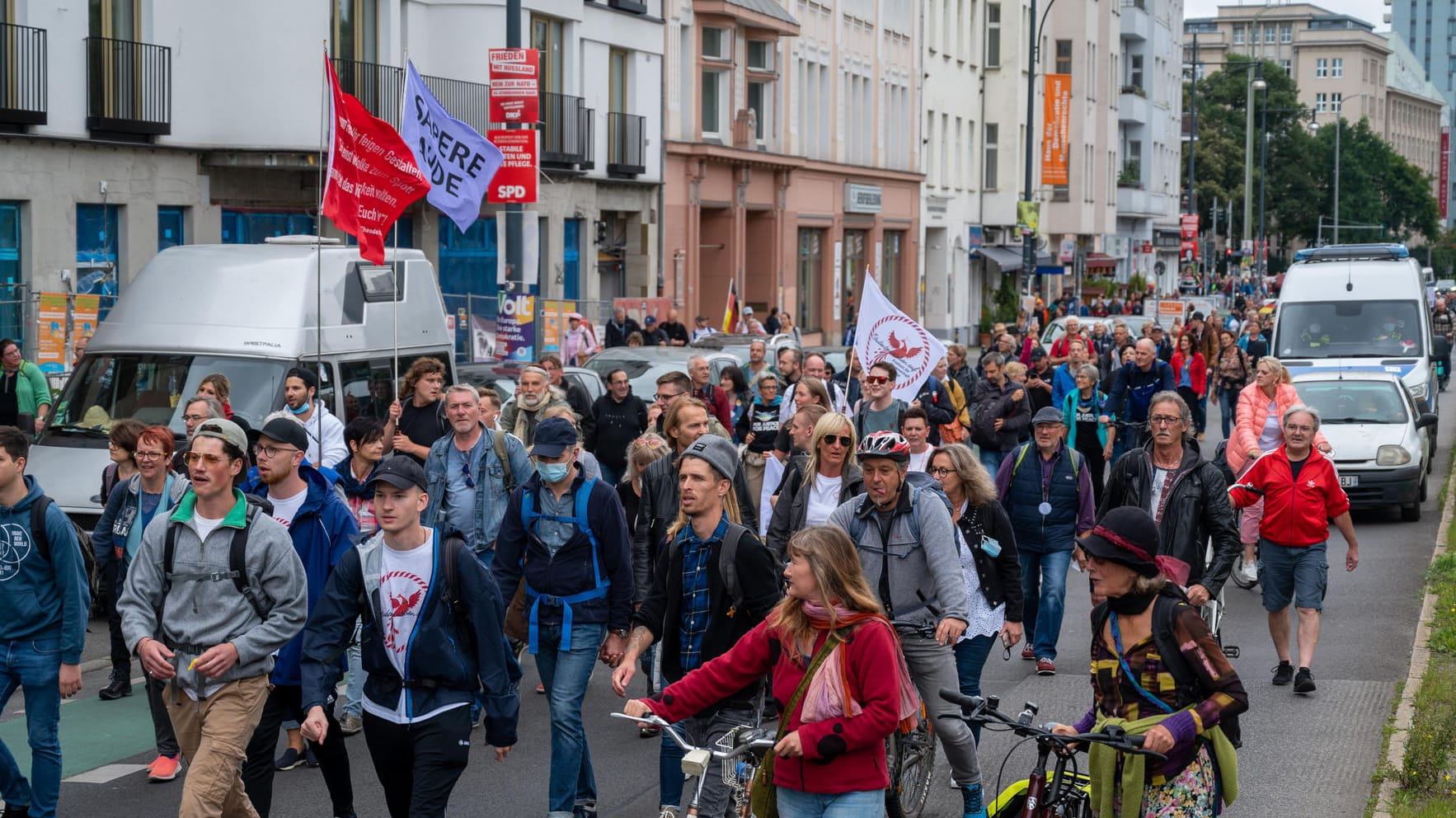 Aus Protest gegen die Corona-Politik wandern Demonstranten durch eine Straße: Viele der Demonstranten trugen keine Masken.