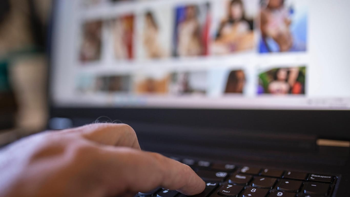 Mutmaßlicher Pornographiekonsum über das Internet (Symbolbild): Ein 43-Jähriger hat seine Eltern verklagt, weil sie seine Porno-Sammlung entsorgt haben.