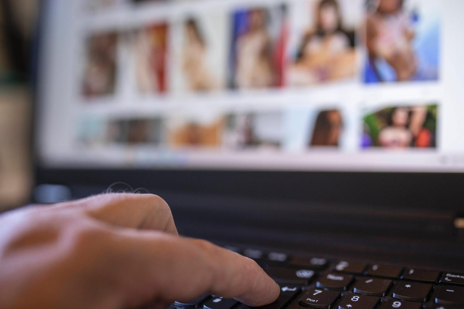 Mutmaßlicher Pornographiekonsum über das Internet (Symbolbild): Ein 43-Jähriger hat seine Eltern verklagt, weil sie seine Porno-Sammlung entsorgt haben.