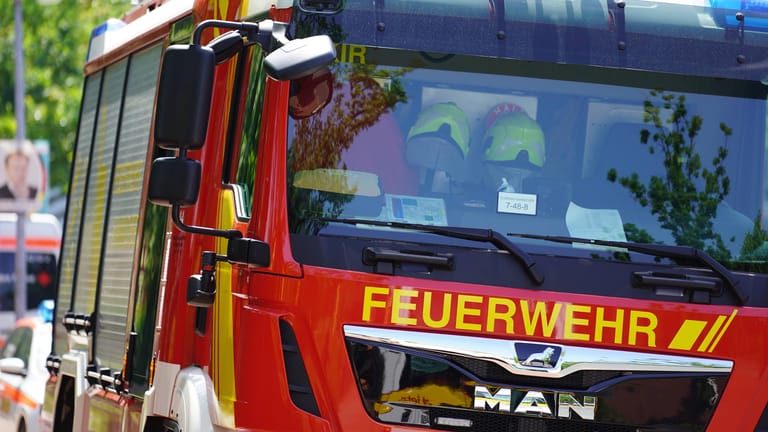 Einsatzfahrzeug der Feuerwehr: Die Einsatzkräfte mussten vorübergehend die Bundesstraße sperren (Symbolbild).