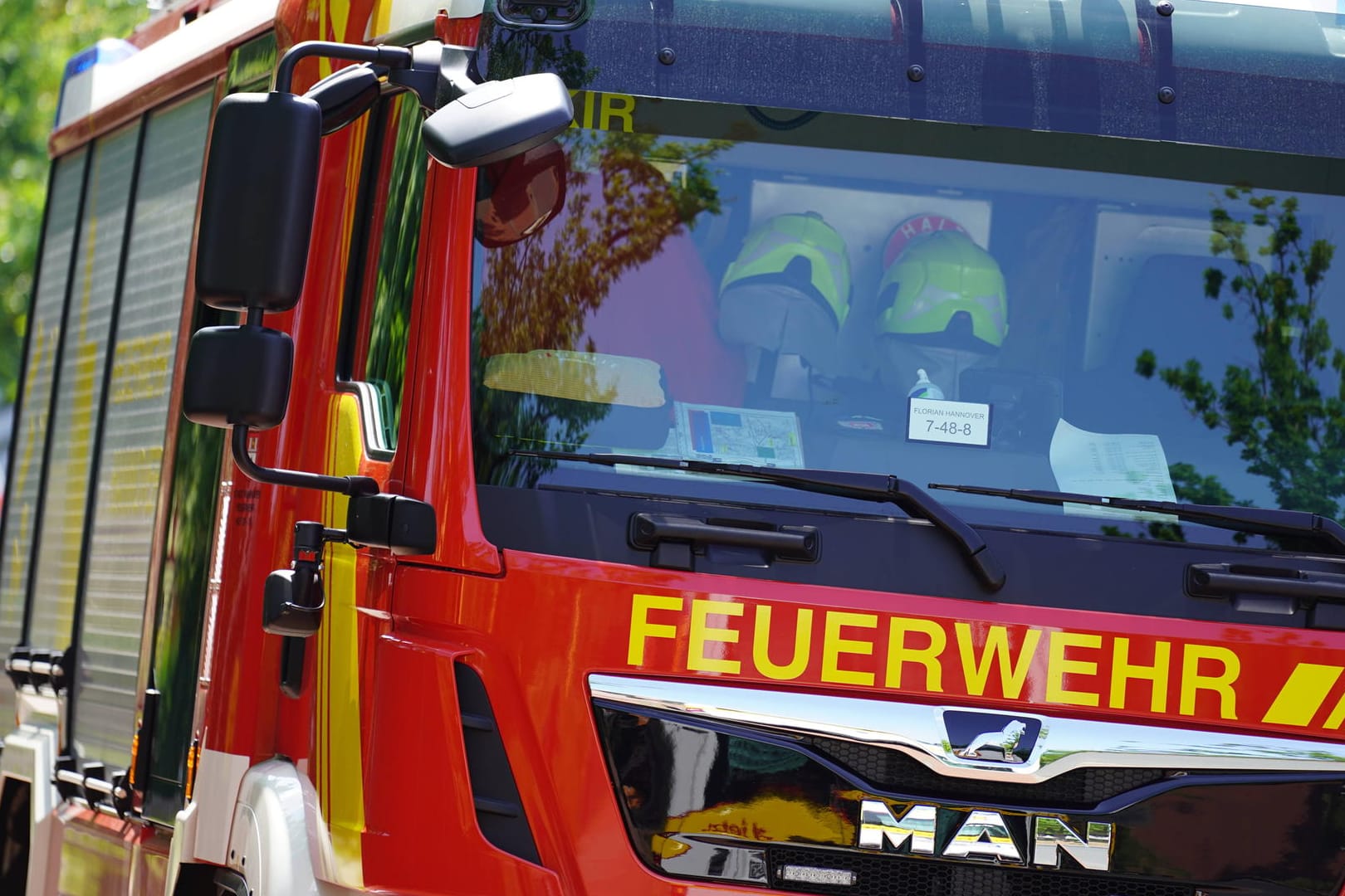 Einsatzfahrzeug der Feuerwehr: Die Einsatzkräfte mussten vorübergehend die Bundesstraße sperren (Symbolbild).