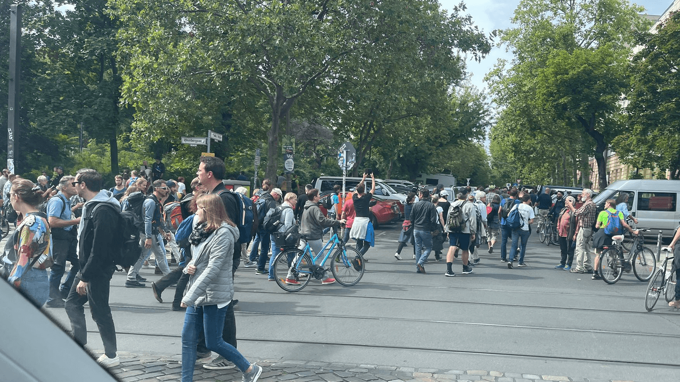 Demonstrierende ohne Maske ziehen durch Prenzlauer Berg, hier Ecke Weinbergsweg: Eigentlich war ein Großteil der Proteste wegen erwartbarer Corona-Verstöße verboten worden.