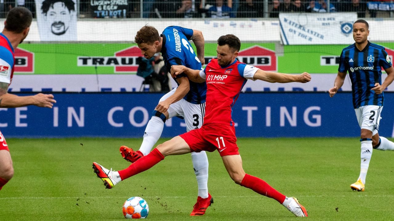 Heidenheims Denis Thomalla (r) versucht Hamburgs Moritz Heyer am Torschuss zu hindern.